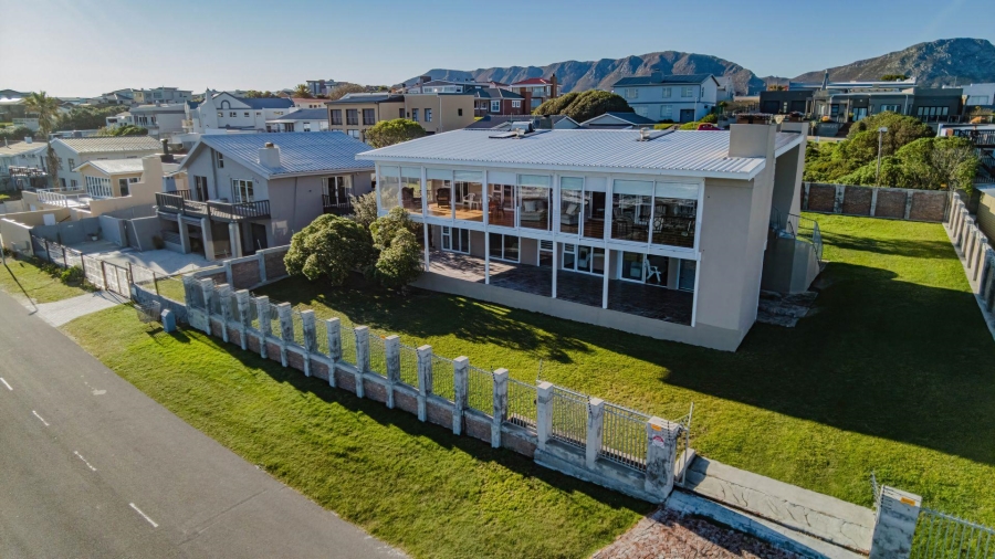 4 Bedroom Property for Sale in Perlemoenbaai Western Cape